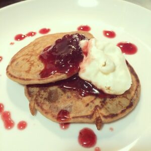 Pancake with white chocolate & berries toppings